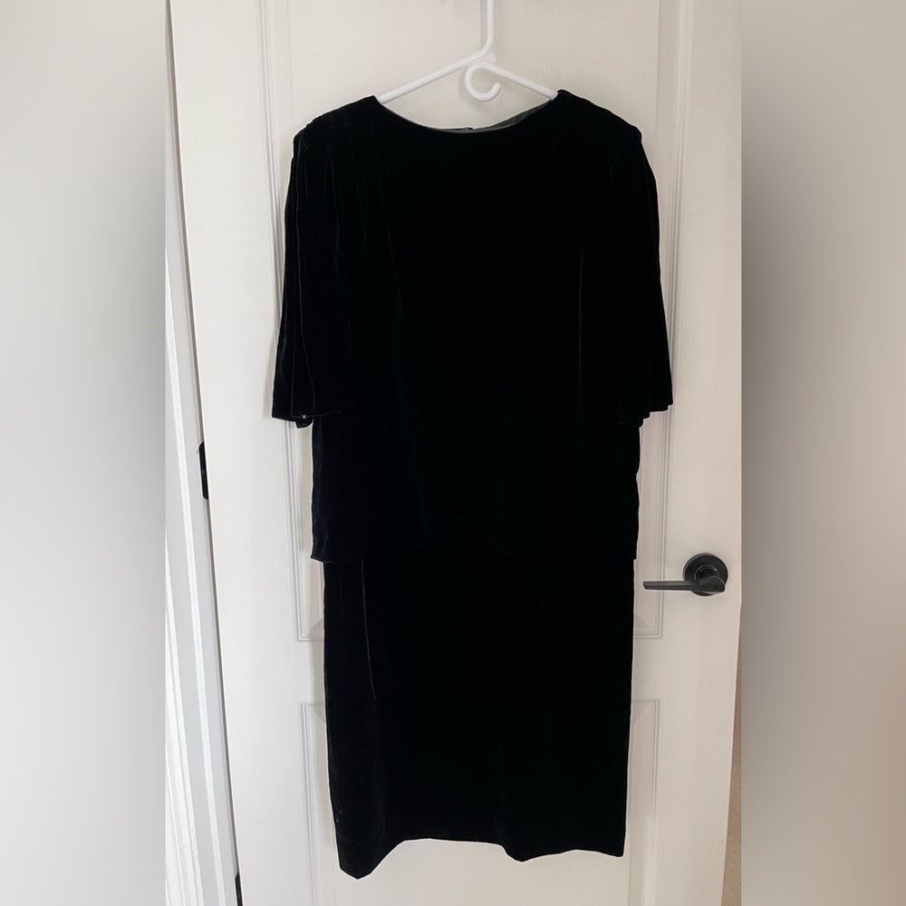 VINTAGE WOMENS BLACK VELVET DRESS